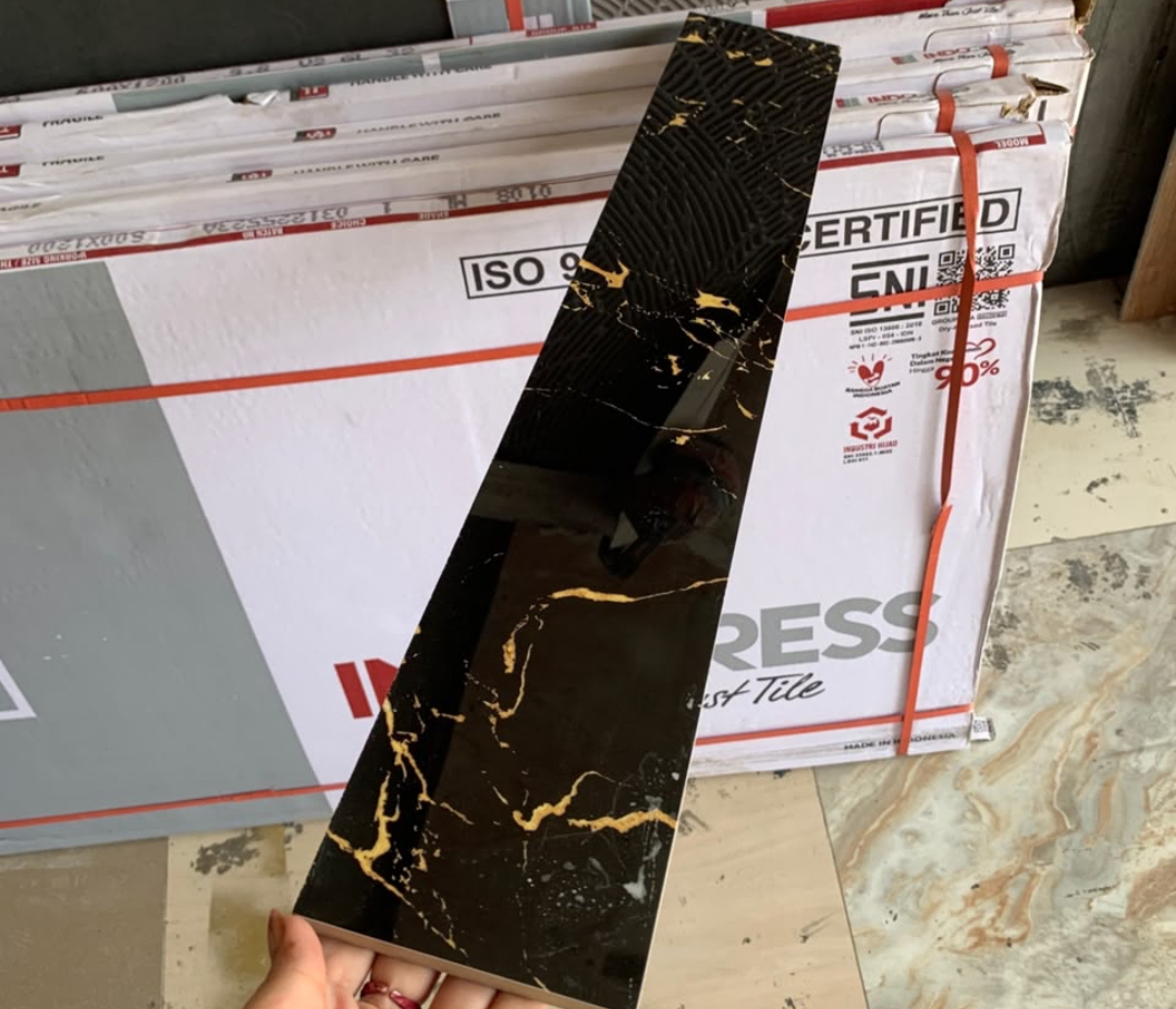 Granit Tangga Motif Black GoldBlack Portoro – Tekstur Glossy, warna hitam dengan urat emas.