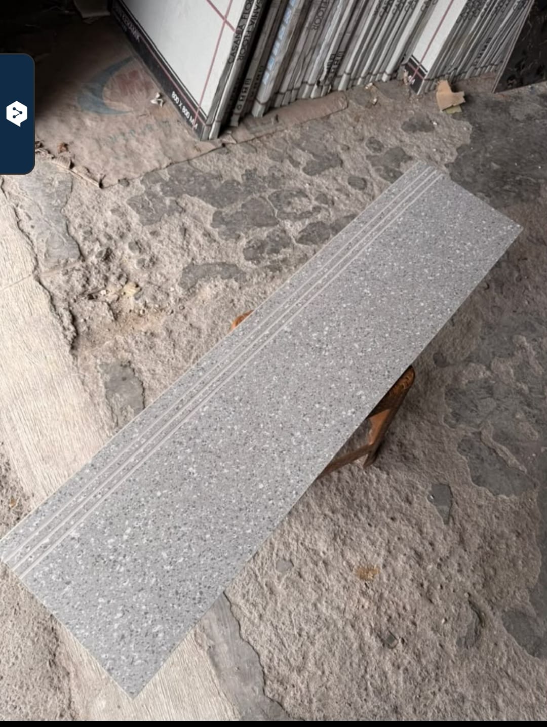 Granit tangga motif terrazzo abu-abu, dilengkapi alur anti-slip. (2)